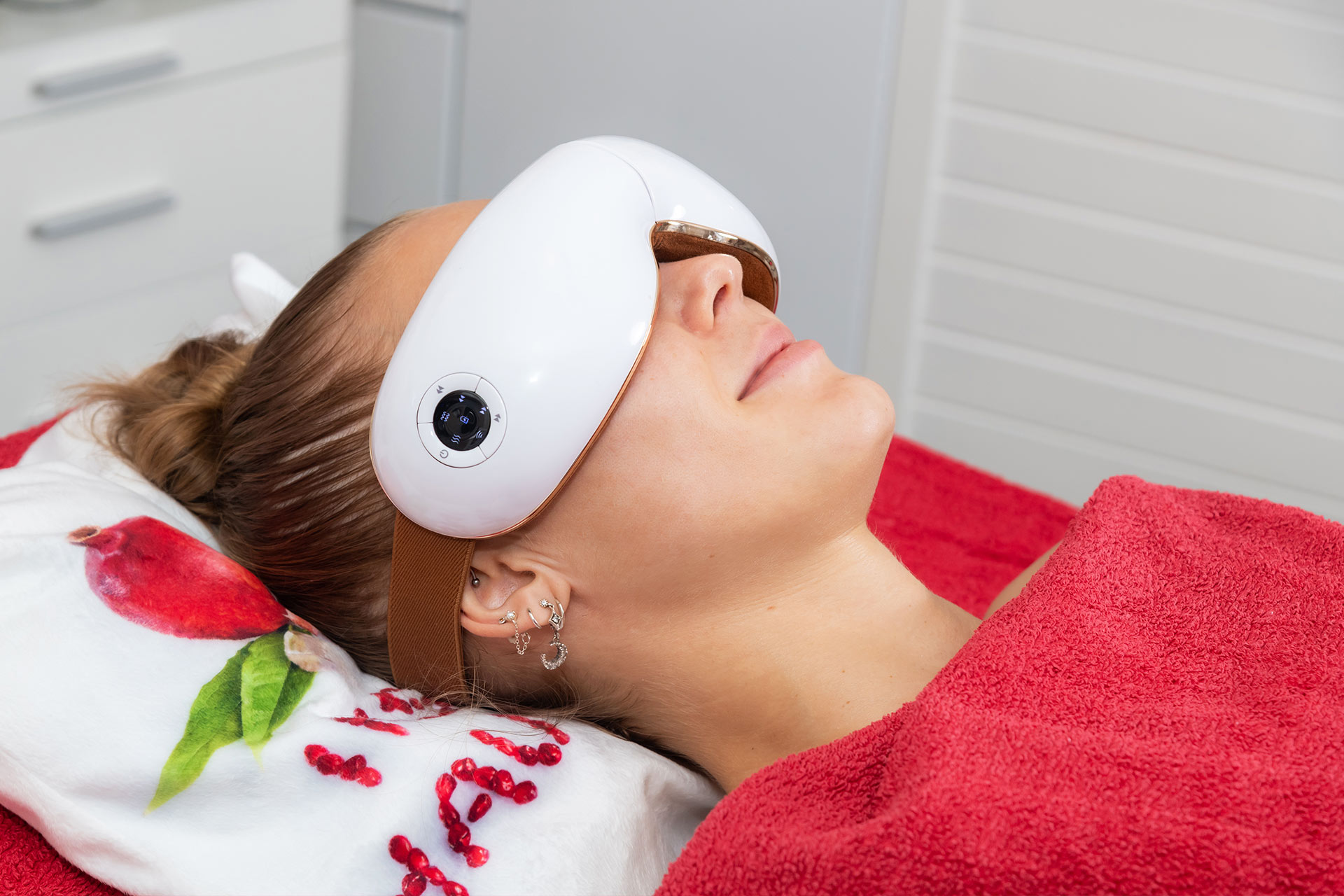 Institut Hauteffekt - Ihr kompetenter Ansprechpartner für individuelle Hautpflege in Nauen - Innovative Kosmetik - Apparative Kosmetik, Diamantabrasion, Cold Plasma |, Micro-Needling, Skin Vital, Hydrodermaprasion | Carboxy und Casmara Eye Perfection